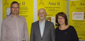 Dr. Frank Hoffmann (Mitte) auf der Asse-Ausstellung 