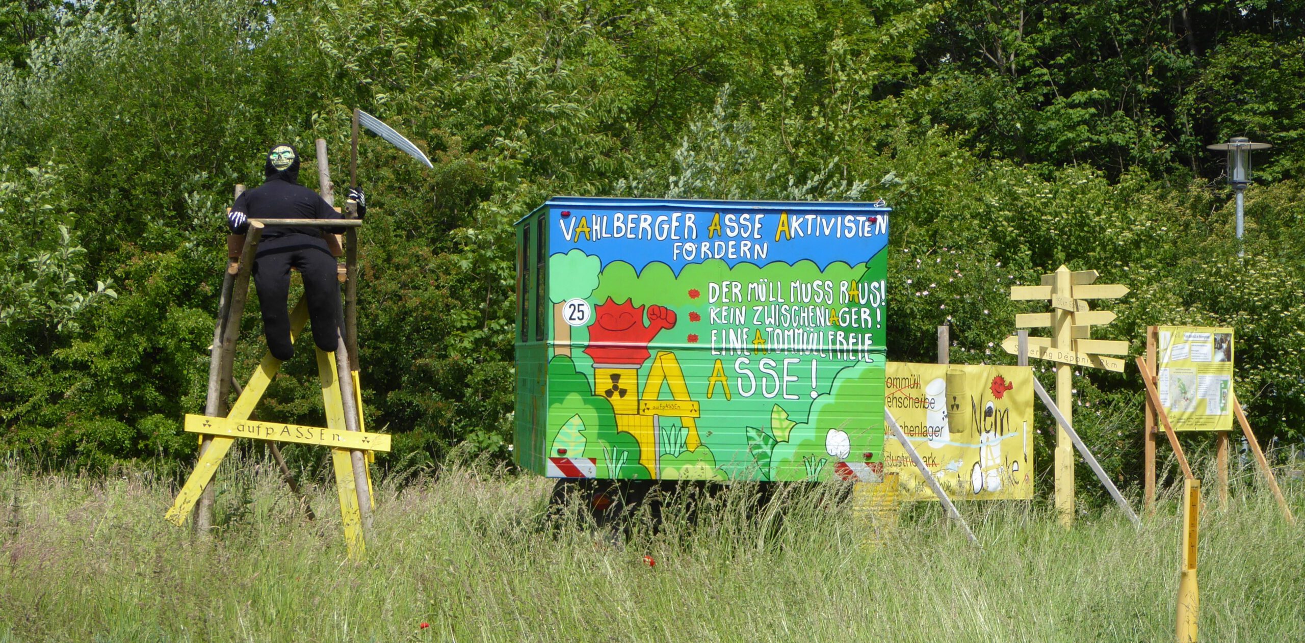 Der Sensenmann an der Einfahrtsstrasse zum Schacht